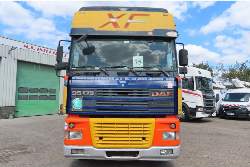 DAF XF 530 type E4, Manual!!! - Cap tractor: Foto 3 DAF XF 530 type E4, Manual!!! - Cap tractor: Foto 3