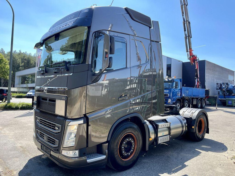 Volvo FH 460 LNG GAS ADR - ACC + Dynamic Steering - I-park Cool - Lane Keeping Support - collision warning - leather - ... BE Truck - Cap tractor: Foto 3 Volvo FH 460 LNG GAS ADR - ACC + Dynamic Steering - I-park Cool - Lane Keeping Support - collision warning - leather - ... BE Truck - Cap tractor: Foto 3