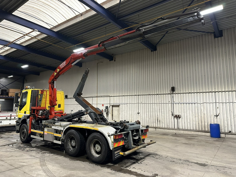 Iveco TRAKKER 350 6x4 HOOKLIFT + CRANE FASSI F120.22 (5/6 F) - *342.000km* - STEEL SPRING / BIG AXLES - AS TRONIC AUTOMATIC GEARBOX - Camion cu cârlig, Camion cu macara: Foto 4 Iveco TRAKKER 350 6x4 HOOKLIFT + CRANE FASSI F120.22 (5/6 F) - *342.000km* - STEEL SPRING / BIG AXLES - AS TRONIC AUTOMATIC GEARBOX - Camion cu cârlig, Camion cu macara: Foto 4