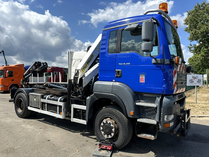 MAN TGA 18.310 4x4 HOOKLIFT + CRANE PALFINGER PK12000 - RADIO - ROTATOR - STEEL SPRING / HUB REDUCTION - MANUAL ZF - BE TRUCK - Camion cu cârlig, Camion cu macara: Foto 2 MAN TGA 18.310 4x4 HOOKLIFT + CRANE PALFINGER PK12000 - RADIO - ROTATOR - STEEL SPRING / HUB REDUCTION - MANUAL ZF - BE TRUCK - Camion cu cârlig, Camion cu macara: Foto 2