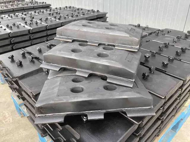 Volvo Rubber Asphalt Pads - Cadru/ Şasiu pentru Utilaje constructii: Foto 1 Volvo Rubber Asphalt Pads - Cadru/ Şasiu pentru Utilaje constructii: Foto 1