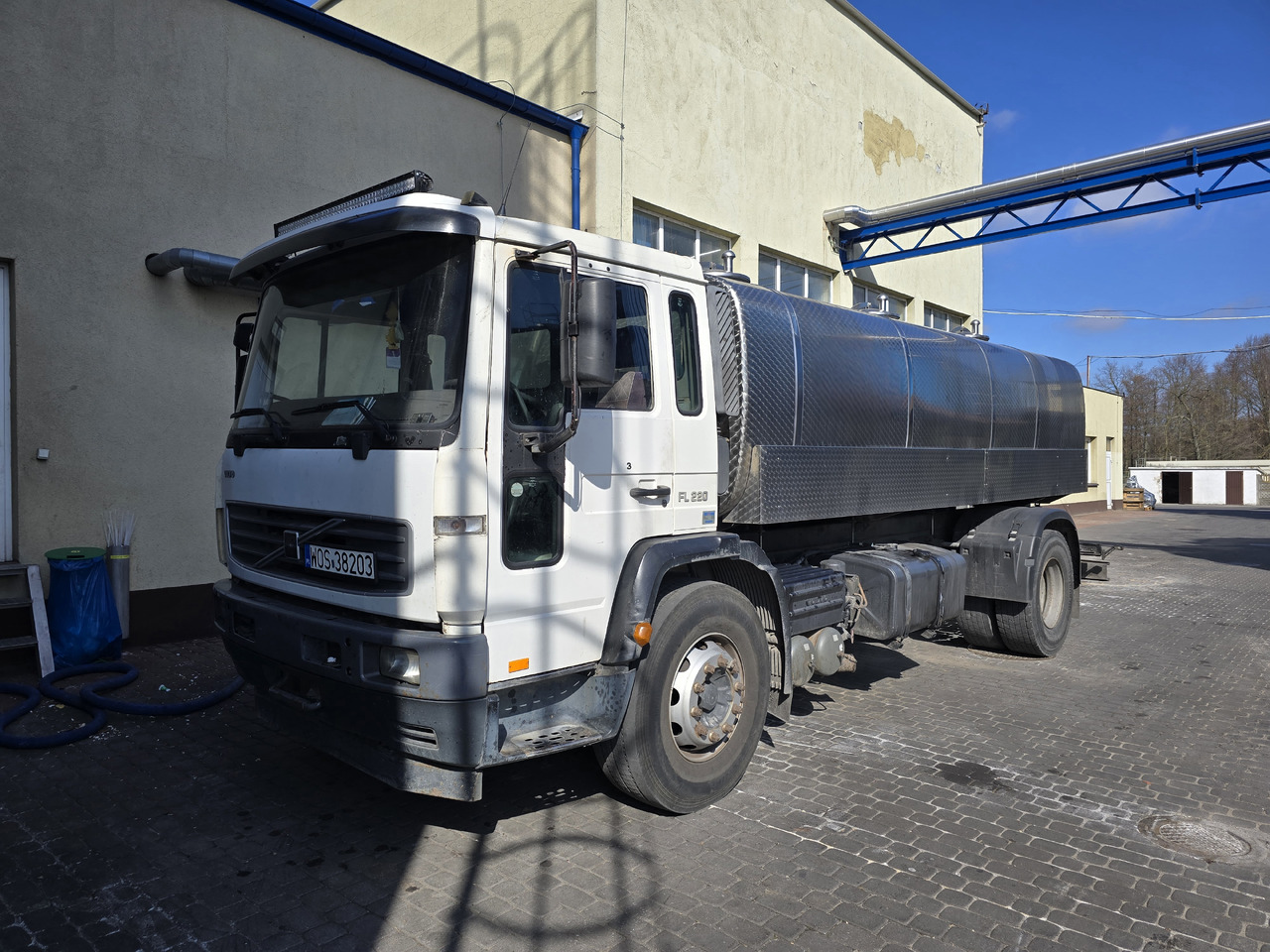 VOLVO FL 220 - Camion cisternă: Foto 3 VOLVO FL 220 - Camion cisternă: Foto 3