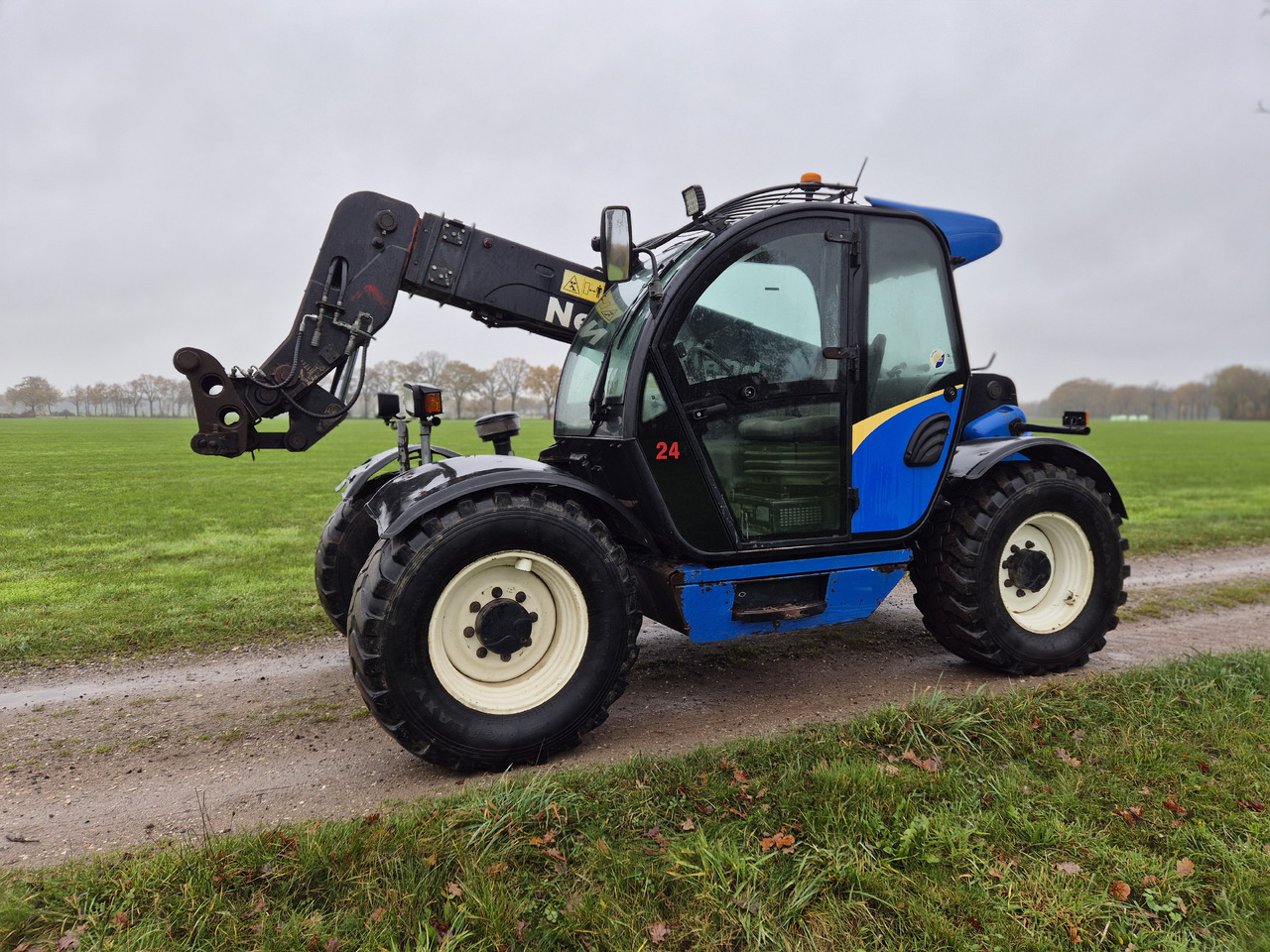 NEW HOLLAND LM 5040 - Utilaje constructii: Foto 1 NEW HOLLAND LM 5040 - Utilaje constructii: Foto 1