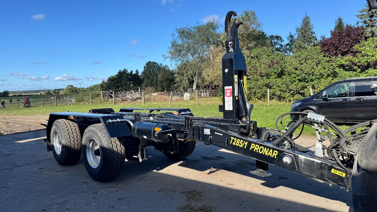 PRONAR T285/1 Hakenlift mit 2 Containern - Unealtă/ Echipament: Foto 1 PRONAR T285/1 Hakenlift mit 2 Containern - Unealtă/ Echipament: Foto 1