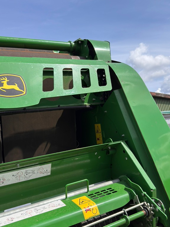 Maşina de infoliat baloti John Deere V461R: Foto 14