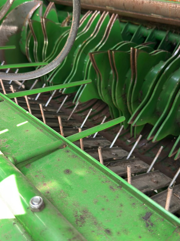 Maşina de infoliat baloti John Deere V461R: Foto 6