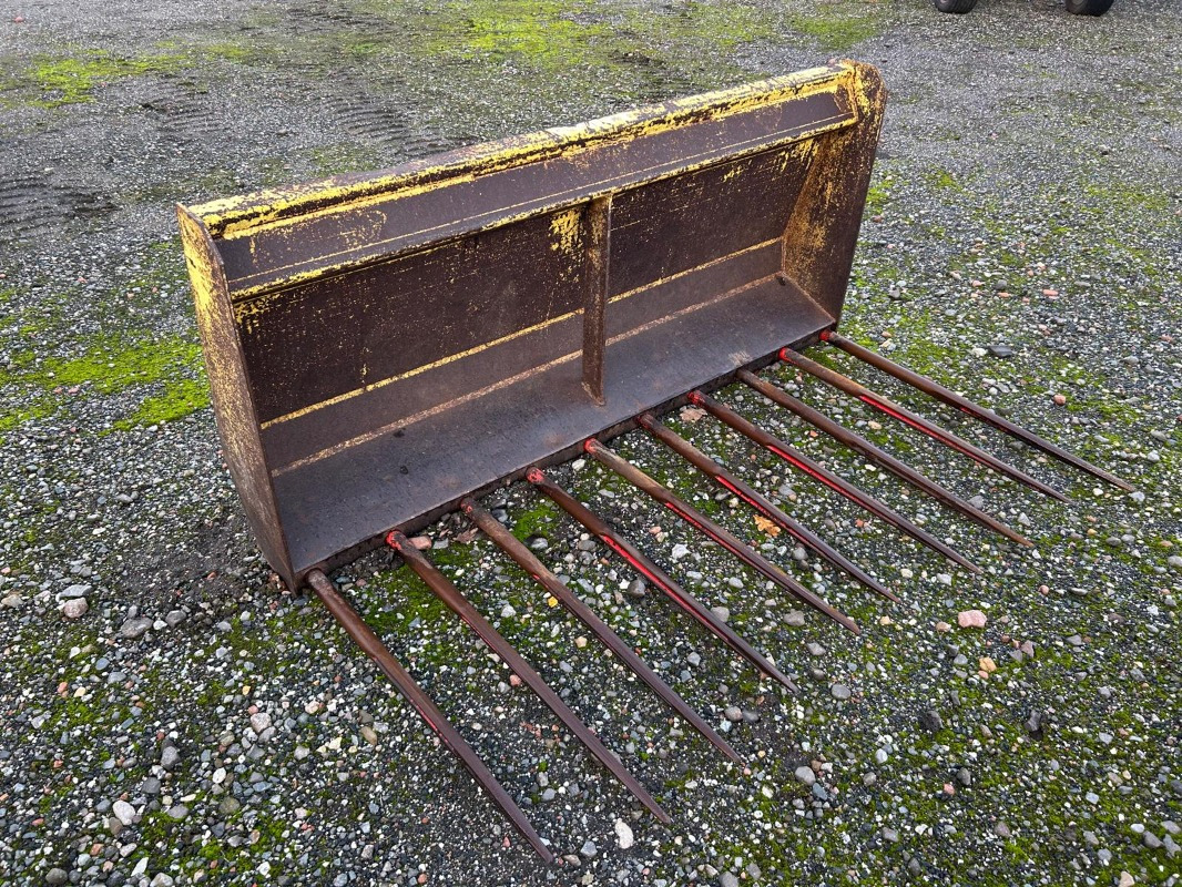 Stoll Dunggabel 1,80M - Încarcator frontal pentru tractor: Foto 1 Stoll Dunggabel 1,80M - Încarcator frontal pentru tractor: Foto 1