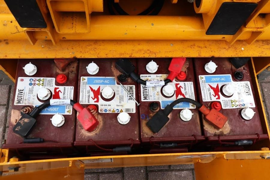 Haulotte Compact 12 Electric, 12m Working Height, 300kg Cap - Platforma foarfeca: Foto 5 Haulotte Compact 12 Electric, 12m Working Height, 300kg Cap - Platforma foarfeca: Foto 5