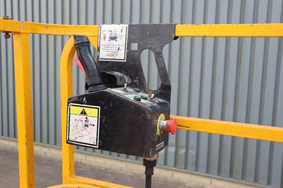 Haulotte Compact 12 Electric, 12m Working Height, 300kg Cap - Platforma foarfeca: Foto 4 Haulotte Compact 12 Electric, 12m Working Height, 300kg Cap - Platforma foarfeca: Foto 4