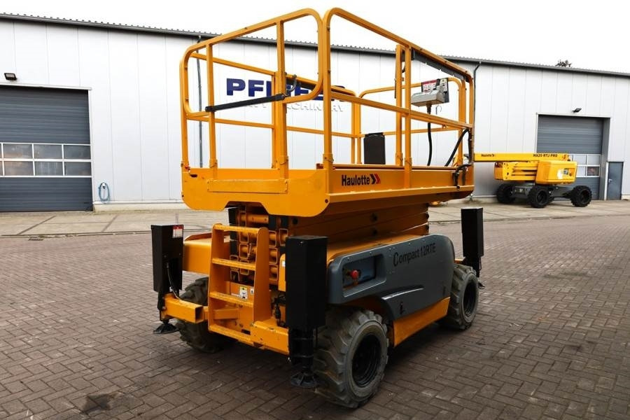 Haulotte Compact 12RTE Electric, 12m Working Height, 450kg - Platforma foarfeca: Foto 2 Haulotte Compact 12RTE Electric, 12m Working Height, 450kg - Platforma foarfeca: Foto 2