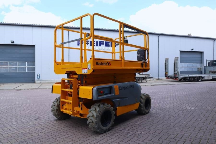 Haulotte Compact 12RTE Electric, 12m Working Height, 450kg - Platforma foarfeca: Foto 2 Haulotte Compact 12RTE Electric, 12m Working Height, 450kg - Platforma foarfeca: Foto 2