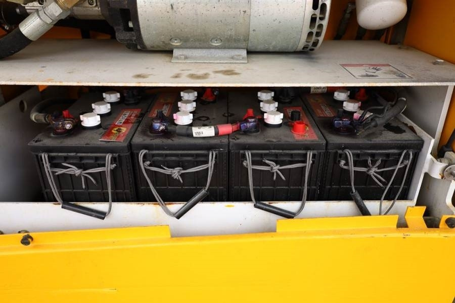 Haulotte Compact 12RTE Electric, 12m Working Height, 450kg - Platforma foarfeca: Foto 4 Haulotte Compact 12RTE Electric, 12m Working Height, 450kg - Platforma foarfeca: Foto 4