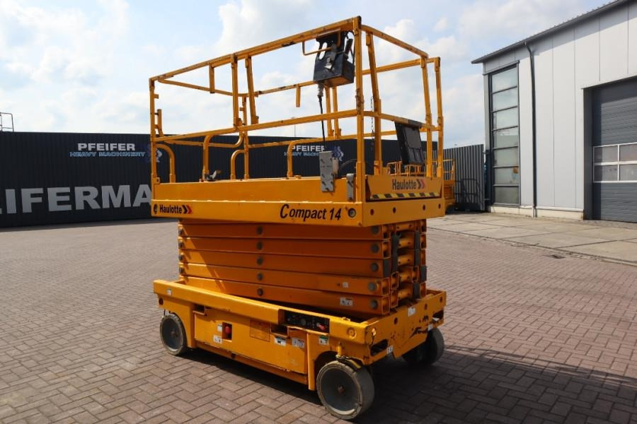 Haulotte Compact 14 Electric, 14m Working Height, 350kg Cap - Platforma foarfeca: Foto 2 Haulotte Compact 14 Electric, 14m Working Height, 350kg Cap - Platforma foarfeca: Foto 2
