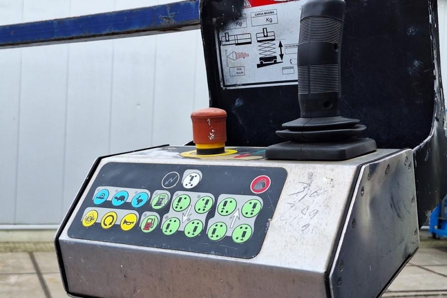 Haulotte H12SX Diesel, 4x4 Drive, 12m Working Height, 700kg - Platforma foarfeca: Foto 4 Haulotte H12SX Diesel, 4x4 Drive, 12m Working Height, 700kg - Platforma foarfeca: Foto 4