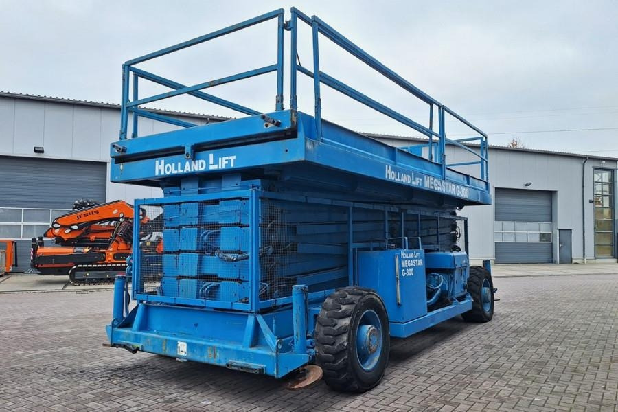 Holland Lift Megastar G300 Diesel, 4x4x4 Drive, 33.5m Working H - Platforma foarfeca: Foto 2 Holland Lift Megastar G300 Diesel, 4x4x4 Drive, 33.5m Working H - Platforma foarfeca: Foto 2