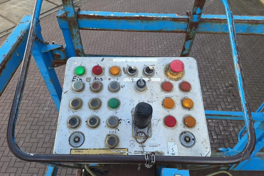 Holland Lift Megastar G300DL30/S Diesel, 4x4x4 Drive, 33.5m Wor - Platforma foarfeca: Foto 4 Holland Lift Megastar G300DL30/S Diesel, 4x4x4 Drive, 33.5m Wor - Platforma foarfeca: Foto 4