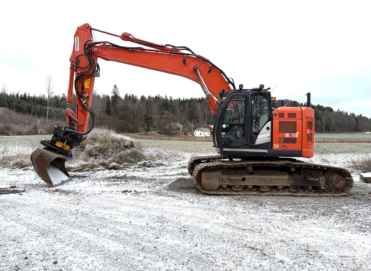 Hitachi ZX225 USLC-6 - Excavator: Foto 1 Hitachi ZX225 USLC-6 - Excavator: Foto 1