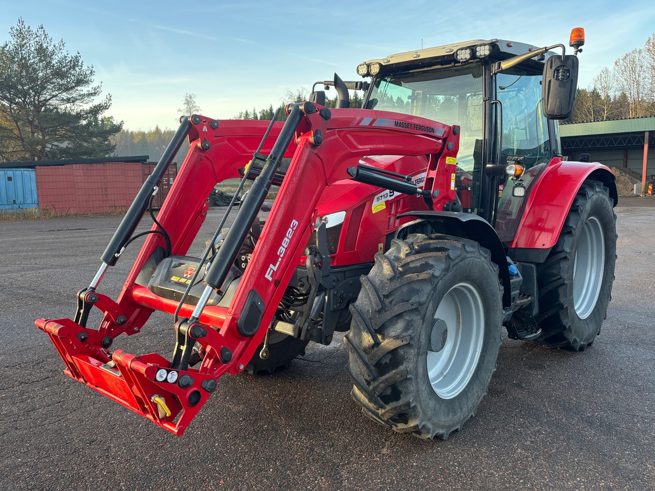 Massey Ferguson 5713S - Tractor agricol: Foto 1 Massey Ferguson 5713S - Tractor agricol: Foto 1