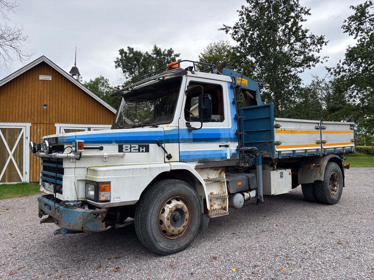 Scania T82h 4x2 50 - Camion platformă, Camion cu macara: Foto 1 Scania T82h 4x2 50 - Camion platformă, Camion cu macara: Foto 1