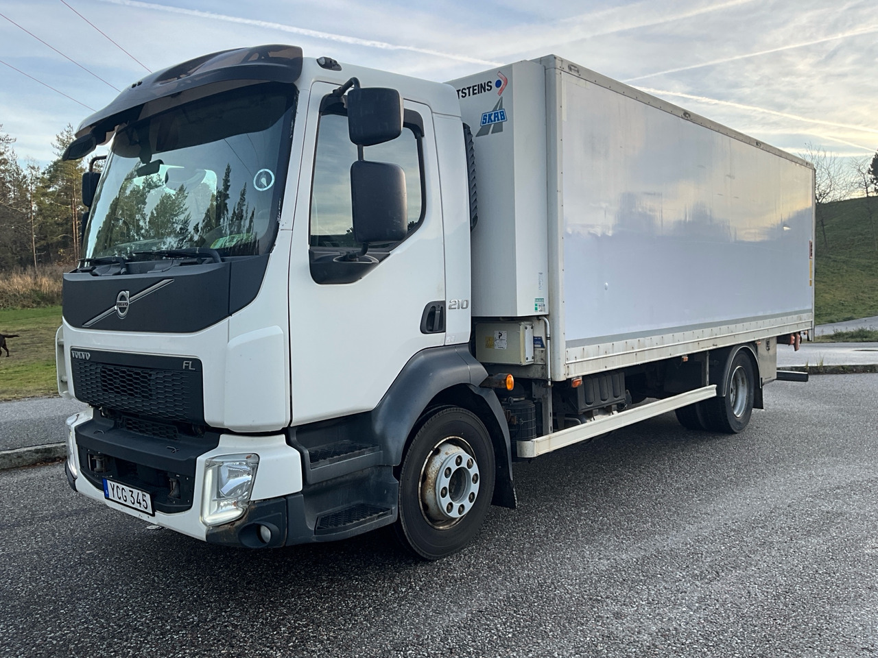 Volvo FL12 210 - Camion frigider: Foto 1 Volvo FL12 210 - Camion frigider: Foto 1