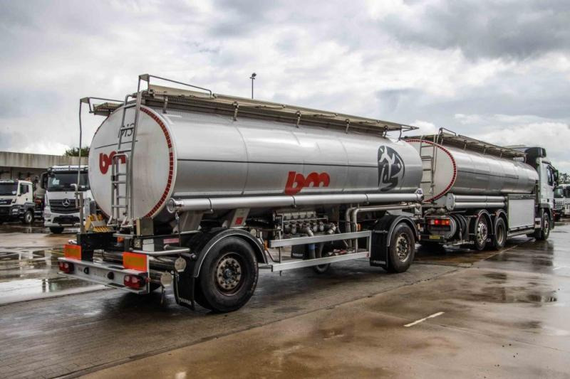 Mercedes ACTROS 2544-MP3+MAGYAR INOX18.200L+17.700L/2X6COMP - Camion cisternă: Foto 3 Mercedes ACTROS 2544-MP3+MAGYAR INOX18.200L+17.700L/2X6COMP - Camion cisternă: Foto 3