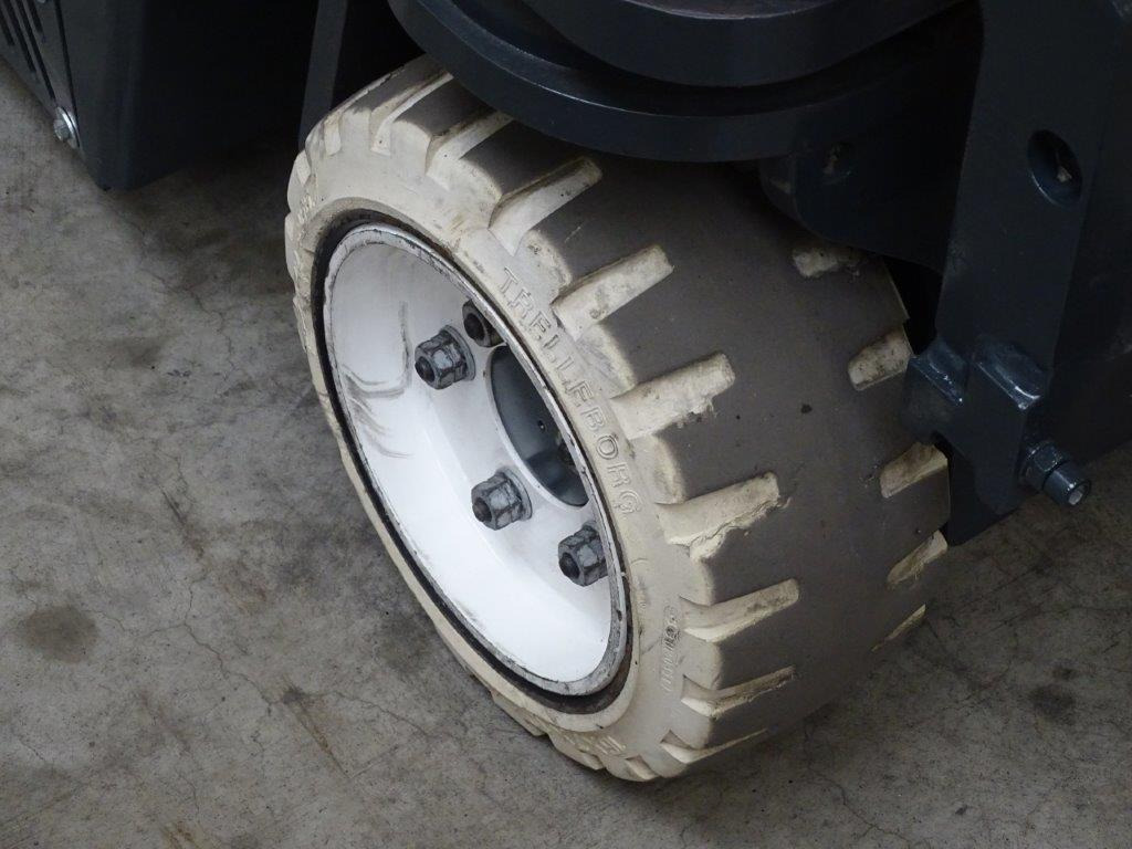 Combilift C2500CB - TRIPLEX - Stivuitor cu catarg retractabil, cu schimbare rapidă de direcţie: Foto 2 Combilift C2500CB - TRIPLEX - Stivuitor cu catarg retractabil, cu schimbare rapidă de direcţie: Foto 2