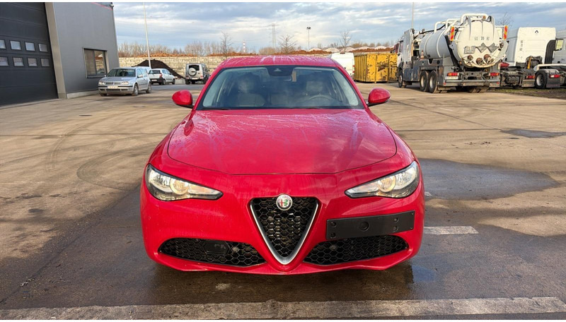 Alfa Romeo Giulia 2.0T (BELGIAN CAR / 200 PS / AUTOMATIC GEARBOX / NAVI / AIRCO / MEMORY SEATS / CAMERA) - Berlină/ Sedan: Foto 2 Alfa Romeo Giulia 2.0T (BELGIAN CAR / 200 PS / AUTOMATIC GEARBOX / NAVI / AIRCO / MEMORY SEATS / CAMERA) - Berlină/ Sedan: Foto 2