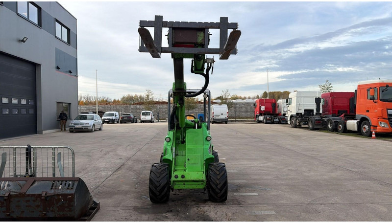 Avant 745 TDL (BELGIAN MACHINE / TOP CONDITION / 4X4 OPTIDRIVE / INCL ATTACHMENTS) - Mini încărcător pe şenile: Foto 3 Avant 745 TDL (BELGIAN MACHINE / TOP CONDITION / 4X4 OPTIDRIVE / INCL ATTACHMENTS) - Mini încărcător pe şenile: Foto 3