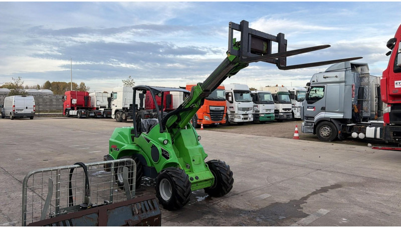 Avant 745 TDL (BELGIAN MACHINE / TOP CONDITION / 4X4 OPTIDRIVE / INCL ATTACHMENTS) - Mini încărcător pe şenile: Foto 2 Avant 745 TDL (BELGIAN MACHINE / TOP CONDITION / 4X4 OPTIDRIVE / INCL ATTACHMENTS) - Mini încărcător pe şenile: Foto 2