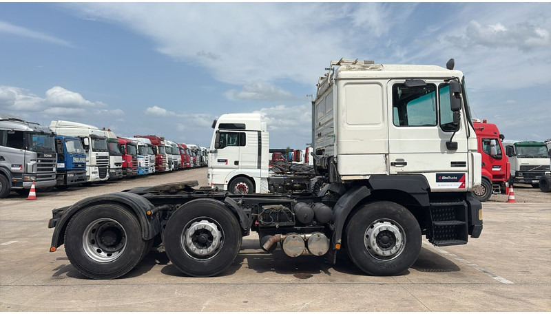 MAN 25.403 (6X2 / 6 CYLINDER / EURO 2 / MANUAL GEARBOX / 8 TYRES) - Cap tractor: Foto 3 MAN 25.403 (6X2 / 6 CYLINDER / EURO 2 / MANUAL GEARBOX / 8 TYRES) - Cap tractor: Foto 3