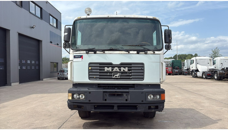 MAN 25.403 (6X2 / 6 CYLINDER / EURO 2 / MANUAL GEARBOX / 8 TYRES) - Cap tractor: Foto 5 MAN 25.403 (6X2 / 6 CYLINDER / EURO 2 / MANUAL GEARBOX / 8 TYRES) - Cap tractor: Foto 5