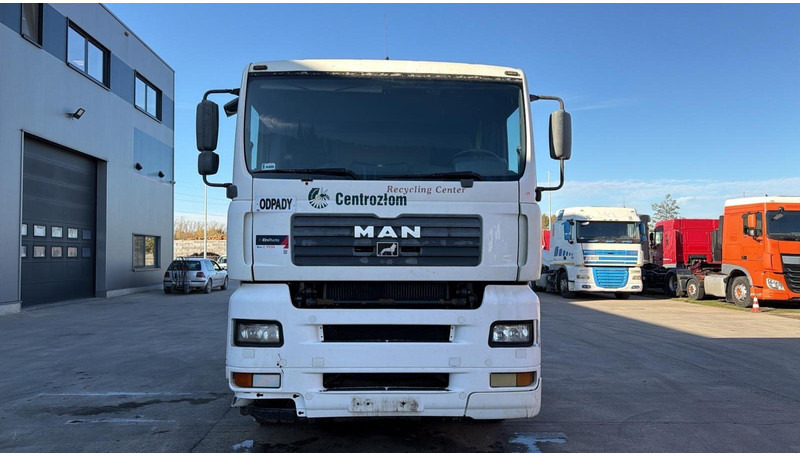 MAN TGA 26.410 (6X2 / MANUAL PUMP / 8 ROUES / POMPE MANUELLE / BOITE MANUELLE / MANUAL GEARBOX) - Cap tractor: Foto 2 MAN TGA 26.410 (6X2 / MANUAL PUMP / 8 ROUES / POMPE MANUELLE / BOITE MANUELLE / MANUAL GEARBOX) - Cap tractor: Foto 2