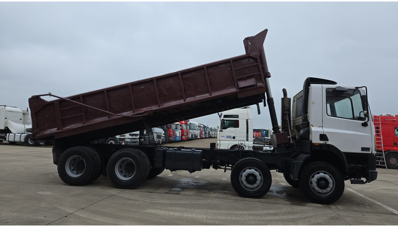 DAF 85 CF 340 (EURO 2 / MANUAL PUMP / STEEL SUSP. / POSSIBLE AS CHASSIS / 8X4) - Camion basculantă: Foto 4 DAF 85 CF 340 (EURO 2 / MANUAL PUMP / STEEL SUSP. / POSSIBLE AS CHASSIS / 8X4) - Camion basculantă: Foto 4