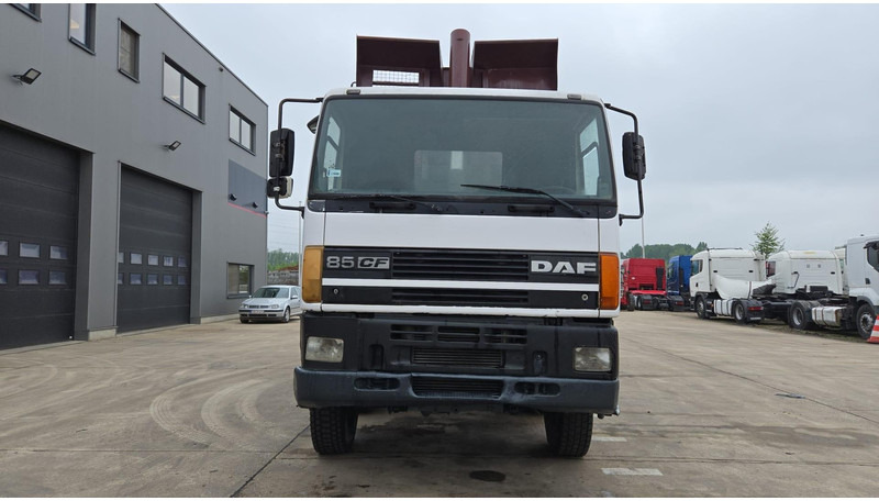 DAF 85 CF 340 (EURO 2 / MANUAL PUMP / STEEL SUSP. / POSSIBLE AS CHASSIS / 8X4) - Camion basculantă: Foto 2 DAF 85 CF 340 (EURO 2 / MANUAL PUMP / STEEL SUSP. / POSSIBLE AS CHASSIS / 8X4) - Camion basculantă: Foto 2