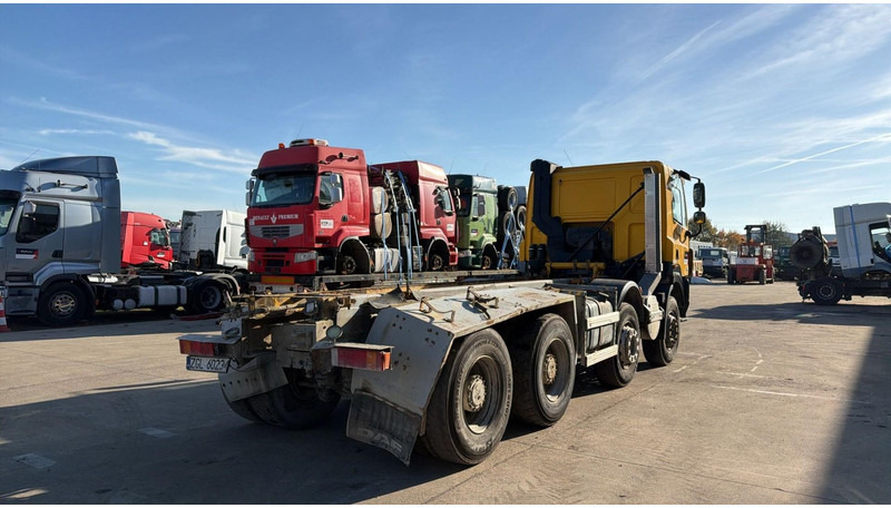 DAF CF 85.360 (BOITE MANUELLE / MANUAL GEARBOX / BIG HUB / GRAND PONT / LAMES / 8X4) - Camion şasiu: Foto 4 DAF CF 85.360 (BOITE MANUELLE / MANUAL GEARBOX / BIG HUB / GRAND PONT / LAMES / 8X4) - Camion şasiu: Foto 4