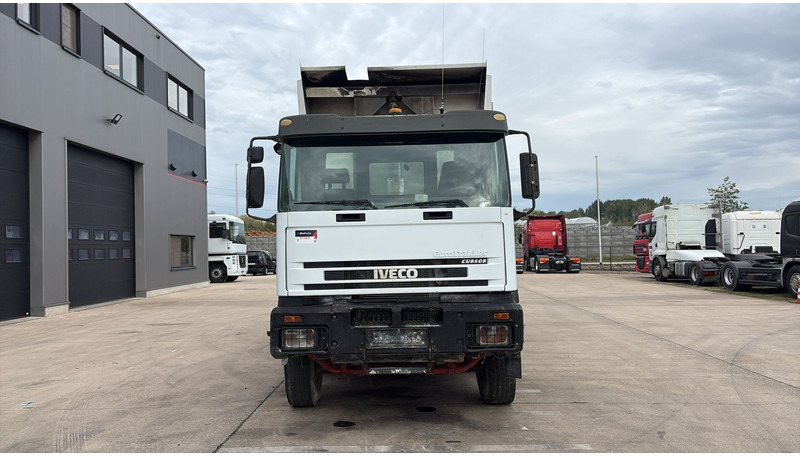 Iveco EUROTRAKKER 320 E 35 (GRAND PONT / LAMES / POMPE MANUELLE / 8X4 / CURSOR 8) - Camion basculantă: Foto 2 Iveco EUROTRAKKER 320 E 35 (GRAND PONT / LAMES / POMPE MANUELLE / 8X4 / CURSOR 8) - Camion basculantă: Foto 2