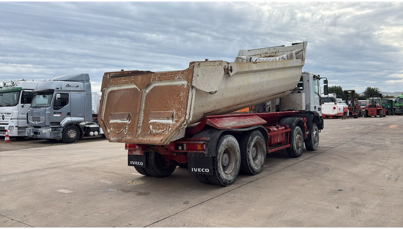 Iveco EUROTRAKKER 320 E 35 (GRAND PONT / LAMES / POMPE MANUELLE / 8X4 / CURSOR 8) - Camion basculantă: Foto 5 Iveco EUROTRAKKER 320 E 35 (GRAND PONT / LAMES / POMPE MANUELLE / 8X4 / CURSOR 8) - Camion basculantă: Foto 5