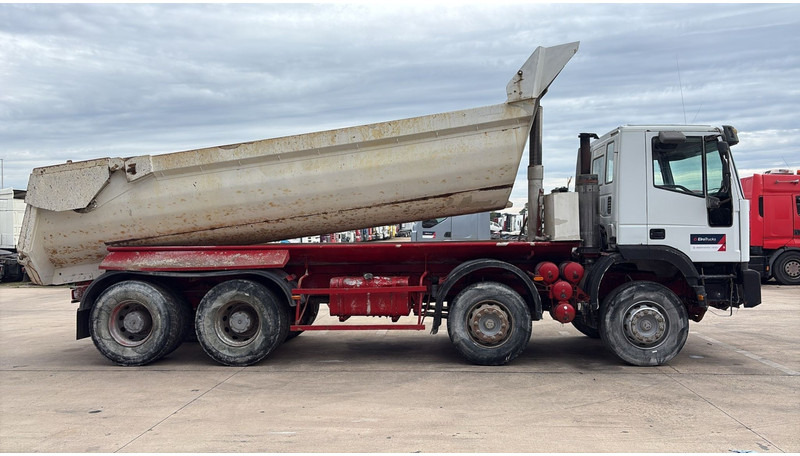 Iveco EUROTRAKKER 320 E 35 (GRAND PONT / LAMES / POMPE MANUELLE / 8X4 / CURSOR 8) - Camion basculantă: Foto 4 Iveco EUROTRAKKER 320 E 35 (GRAND PONT / LAMES / POMPE MANUELLE / 8X4 / CURSOR 8) - Camion basculantă: Foto 4