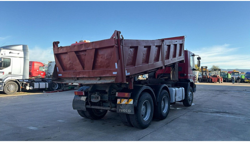 Iveco Eurotrakker 260 E 34 (POMPE MANUELLE / MANUAL PUMP / LAMES / GRAND PONT / BOITE MANUELLE) - Camion basculantă: Foto 4 Iveco Eurotrakker 260 E 34 (POMPE MANUELLE / MANUAL PUMP / LAMES / GRAND PONT / BOITE MANUELLE) - Camion basculantă: Foto 4