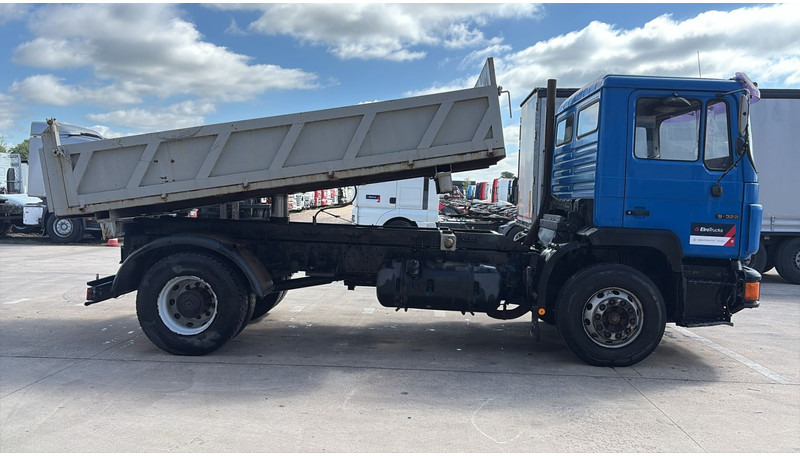 MAN 19.322 (MANUAL PUMP / STEEL SUSP. / LAMES / POMPE MANUELLE / BIG AXLE / GRAND PONT) - Camion basculantă: Foto 4 MAN 19.322 (MANUAL PUMP / STEEL SUSP. / LAMES / POMPE MANUELLE / BIG AXLE / GRAND PONT) - Camion basculantă: Foto 4