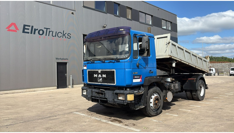 MAN 19.322 (MANUAL PUMP / STEEL SUSP. / LAMES / POMPE MANUELLE / BIG AXLE / GRAND PONT) - Camion basculantă: Foto 1 MAN 19.322 (MANUAL PUMP / STEEL SUSP. / LAMES / POMPE MANUELLE / BIG AXLE / GRAND PONT) - Camion basculantă: Foto 1