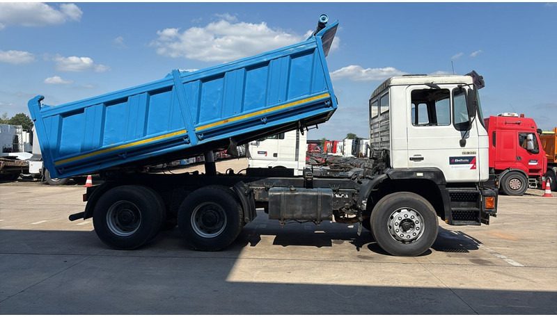 MAN 26.322 (MANUAL PUMP / POMPE MANUELLE / LAMES / GRAND PONT / BIG AXLE) - Camion basculantă: Foto 4 MAN 26.322 (MANUAL PUMP / POMPE MANUELLE / LAMES / GRAND PONT / BIG AXLE) - Camion basculantă: Foto 4