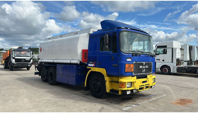 MAN 26.402 (18.000 L / 6X2 / 6 CYLINDER / FRONT STEEL / 3 COMPARTIMENTS) - Camion cisternă: Foto 3 MAN 26.402 (18.000 L / 6X2 / 6 CYLINDER / FRONT STEEL / 3 COMPARTIMENTS) - Camion cisternă: Foto 3