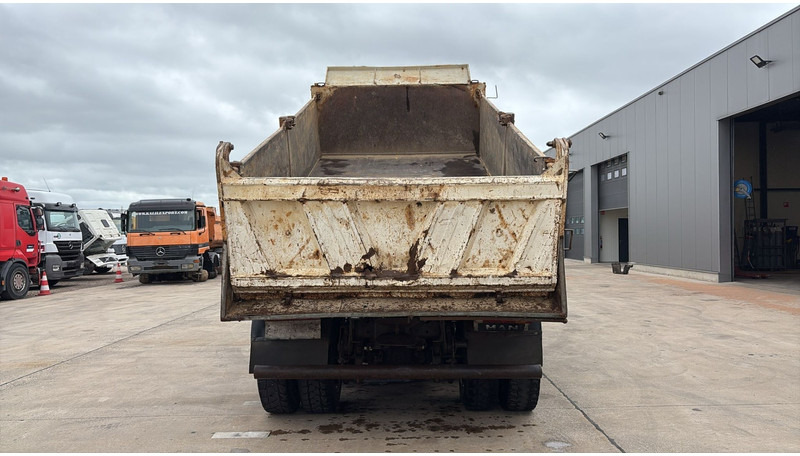 MAN 26.403 (BOITE MANUELLE / MANUAL GEARBOX / 6 CYLINDER / GOOD CONDITION / BIG AXLE) - Camion basculantă: Foto 5 MAN 26.403 (BOITE MANUELLE / MANUAL GEARBOX / 6 CYLINDER / GOOD CONDITION / BIG AXLE) - Camion basculantă: Foto 5