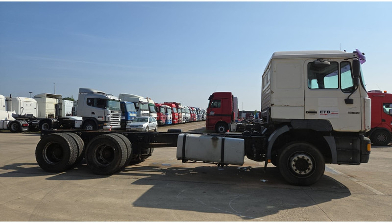 MAN 26.414 (6X4 / 6 CYLINDER / MANUAL GEARBOX / 10 TYRES / LONG CHASSIS / EURO 2) - Camion şasiu: Foto 4 MAN 26.414 (6X4 / 6 CYLINDER / MANUAL GEARBOX / 10 TYRES / LONG CHASSIS / EURO 2) - Camion şasiu: Foto 4
