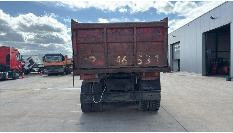 MAN 35.372 (MANUAL PUMP / 6 CYLINDER / BIG AXLE / STEEL SUSP.) - Camion basculantă: Foto 5 MAN 35.372 (MANUAL PUMP / 6 CYLINDER / BIG AXLE / STEEL SUSP.) - Camion basculantă: Foto 5