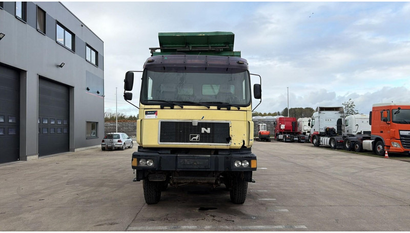 MAN 35.402 (8X8 / BIG AXLES / GRAND PONT / LAMES / STEEL SUSP. / 6 CYLINDER) - Camion basculantă: Foto 2 MAN 35.402 (8X8 / BIG AXLES / GRAND PONT / LAMES / STEEL SUSP. / 6 CYLINDER) - Camion basculantă: Foto 2