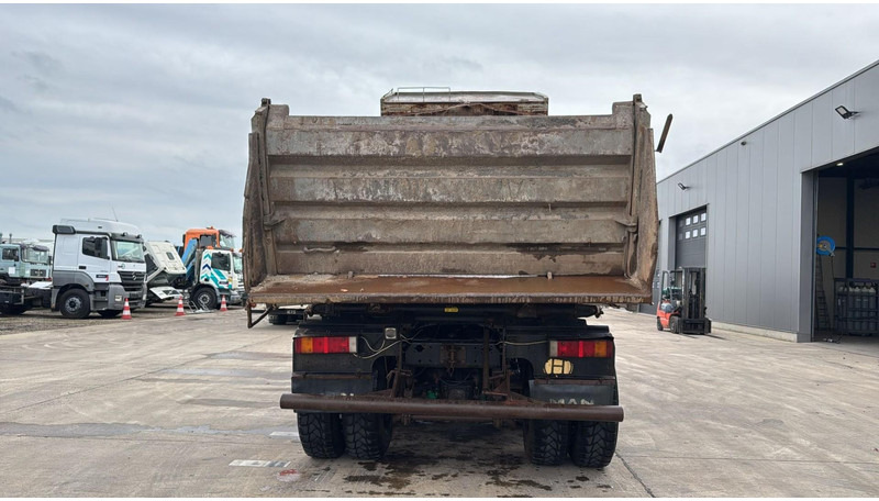 MAN 41.414 (6 CYLINDER / STEEL SUSP. / LAMES / BIG AXLE / GRAND PONT) - Camion basculantă: Foto 5 MAN 41.414 (6 CYLINDER / STEEL SUSP. / LAMES / BIG AXLE / GRAND PONT) - Camion basculantă: Foto 5