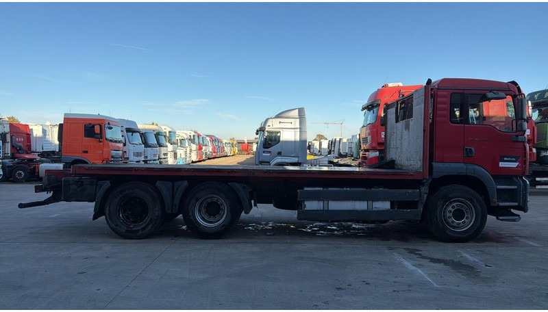 MAN TGA 26.360 (6X4 / STEEL SUSP / LAMES / MANUAL PUMP / BOITE MANUELLE / MANUAL GEARBOX) - Camion platformă: Foto 3 MAN TGA 26.360 (6X4 / STEEL SUSP / LAMES / MANUAL PUMP / BOITE MANUELLE / MANUAL GEARBOX) - Camion platformă: Foto 3