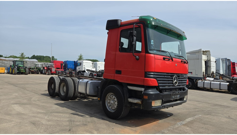 Mercedes-Benz ACTROS 2640 (EPS / 3 PEDALES / V6 / LAMES / GRAND PONT / EURO 2 / SEMI-AUTO) - Camion şasiu: Foto 3 Mercedes-Benz ACTROS 2640 (EPS / 3 PEDALES / V6 / LAMES / GRAND PONT / EURO 2 / SEMI-AUTO) - Camion şasiu: Foto 3